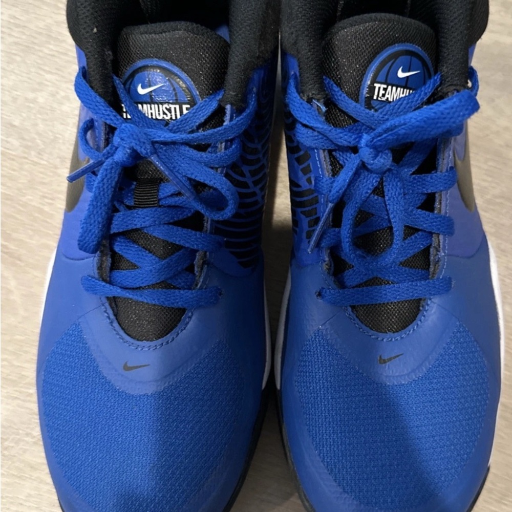 Nike Team Hustle D11 Shoes Boys Size 5.5Y Basketball DV8996-400 Sneakers